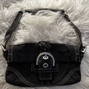 Black vintage coach purse in excellent condition. White detailing 🤍🤤